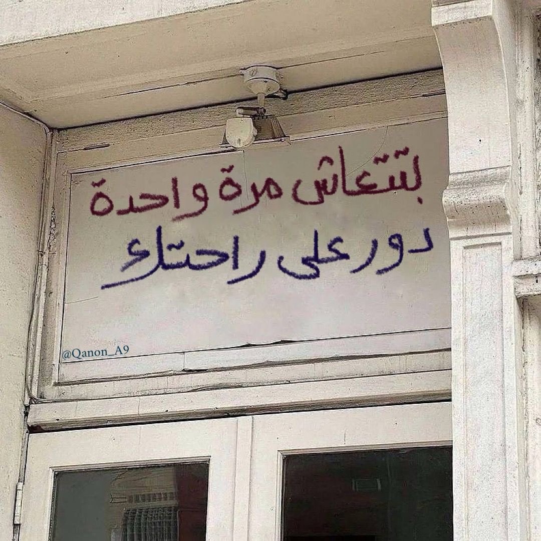 فستان سهرة زمردي بتطريز ذهبي ملكي